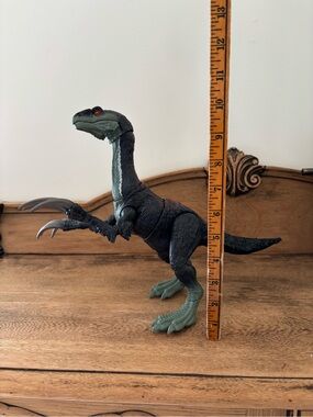 Jurassic World Chaos Theory Slash N Roar Therizinosaurus